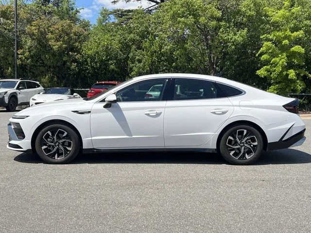 Used 2025 White Hyundai SEL image 10