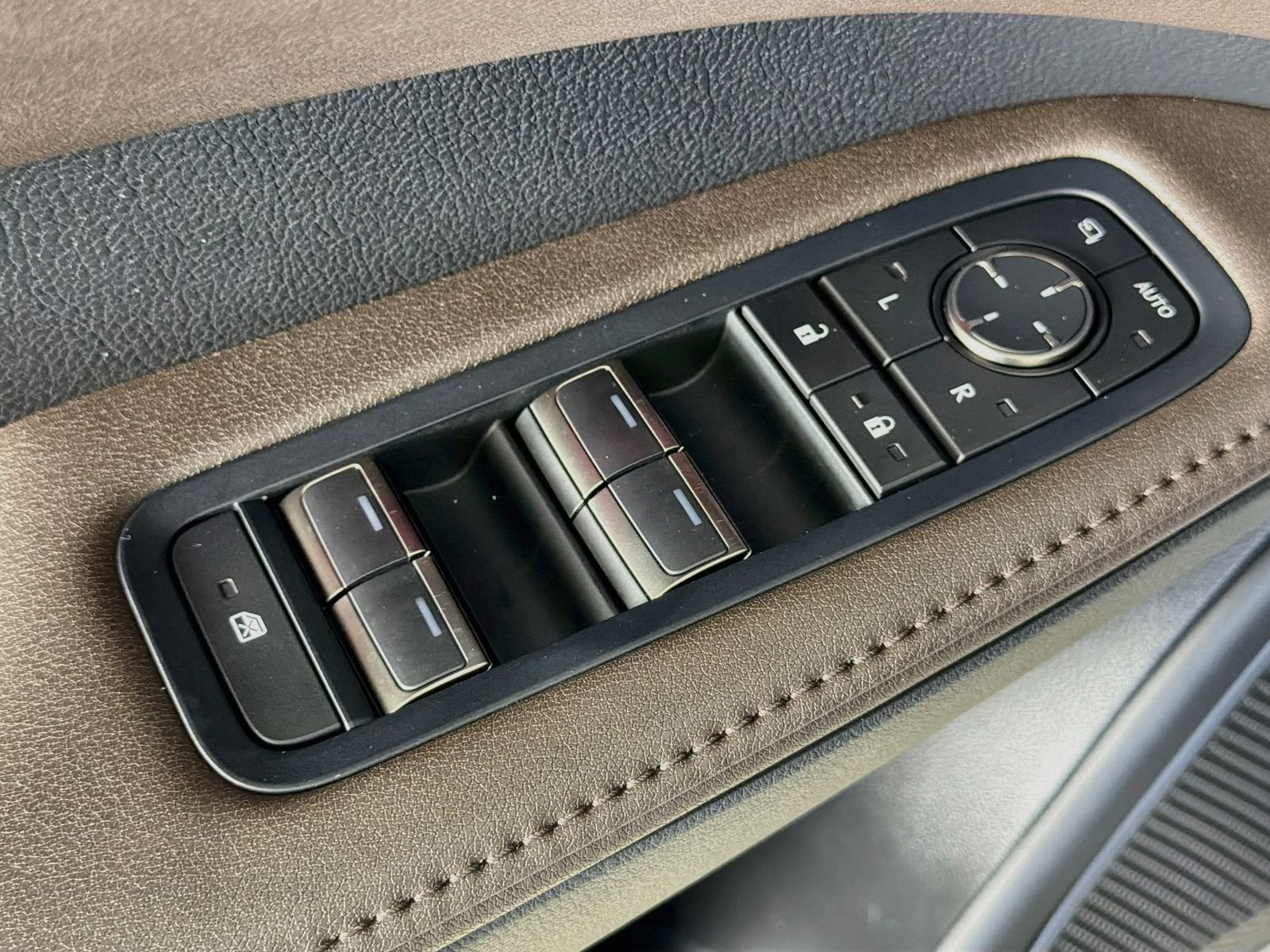 Used 2023 Iridium Lexus 350 Luxury image 18