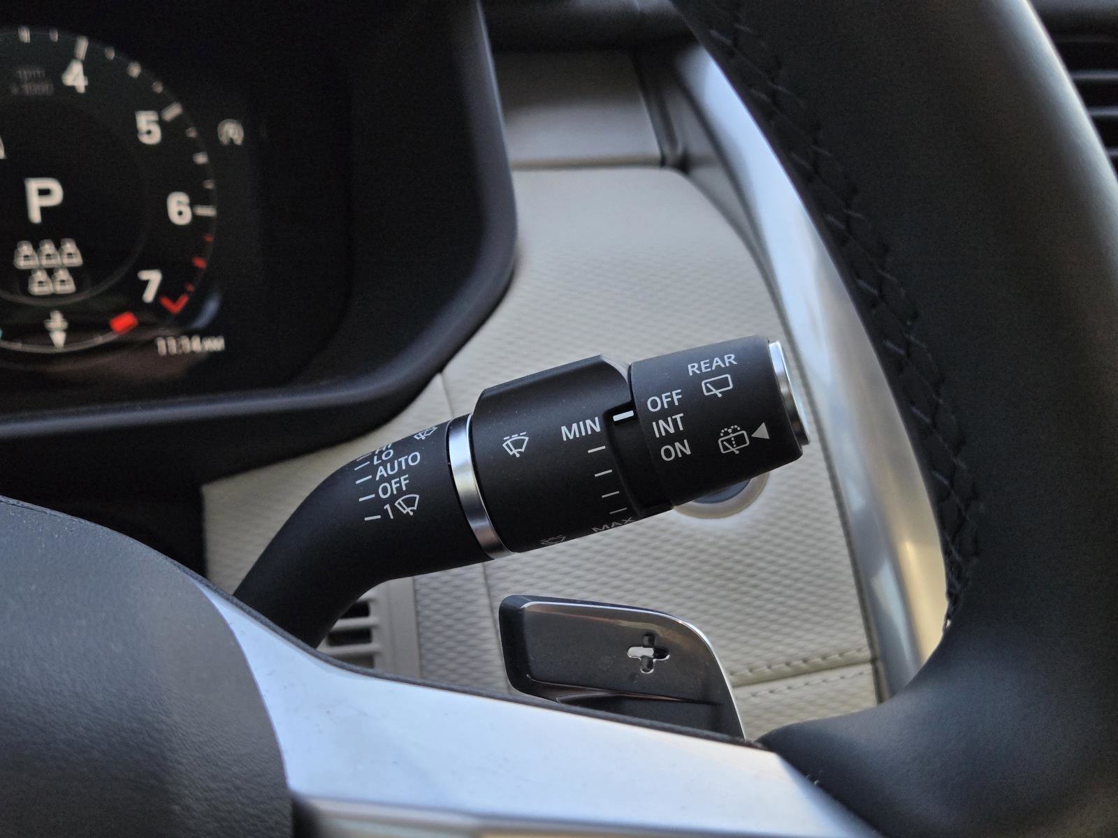 Used 2025 Fuji White Land Rover Dynamic SE image 17