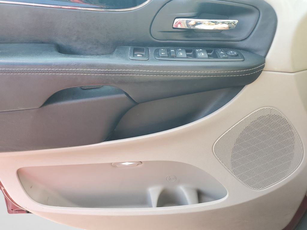 2014 Chrysler Town & Country Touring-L - Photo 18