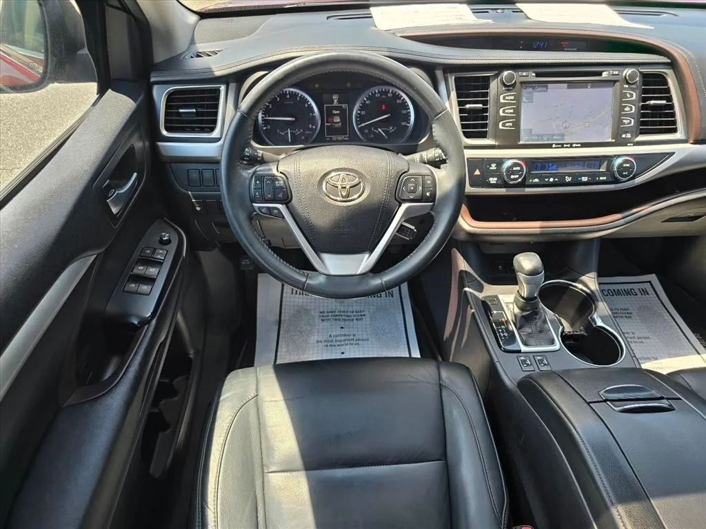 Used 2016  Toyota XLE V6 image 3
