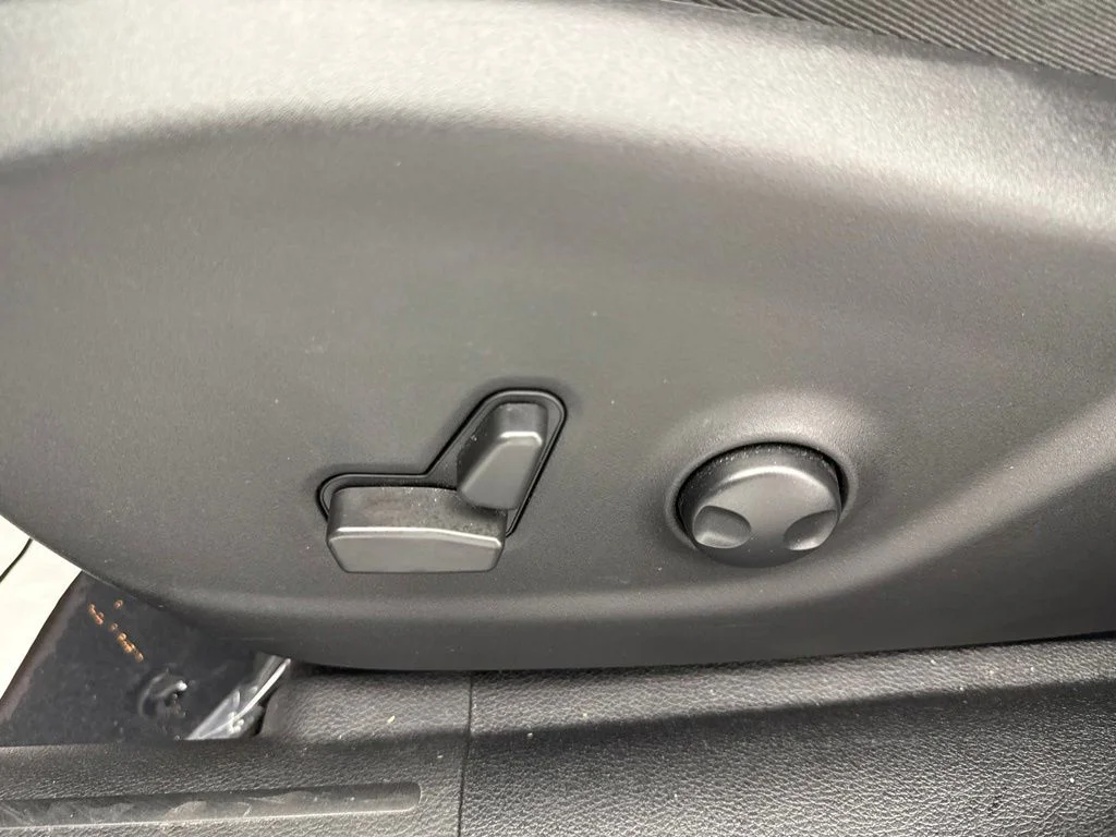 Used 2023 White Jeep Altitude image 19