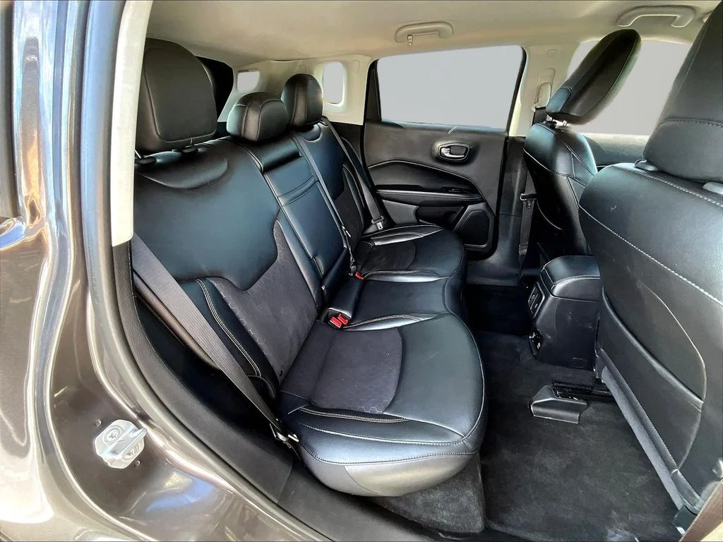 Used 2019 Crystal Metallic Jeep Latitude image 27