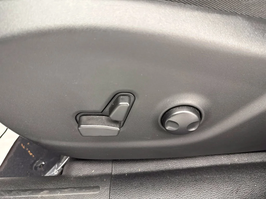 Used 2023 White Jeep Altitude image 19
