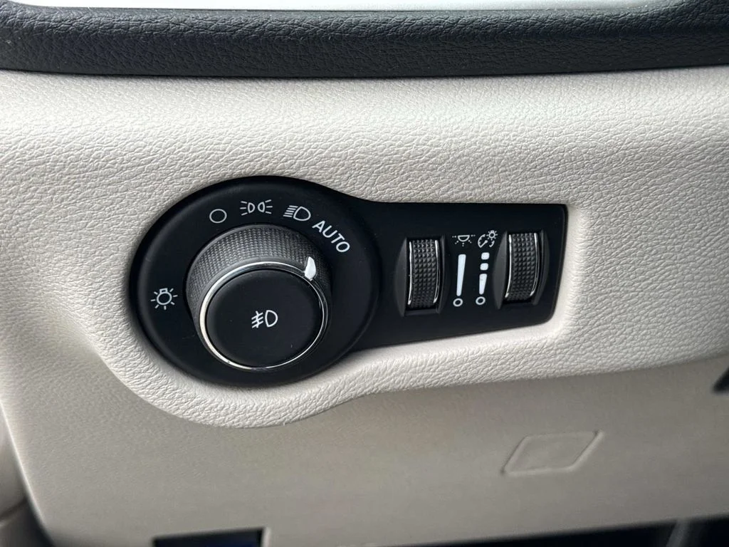 Used 2023 Silver Chrysler Touring L image 37