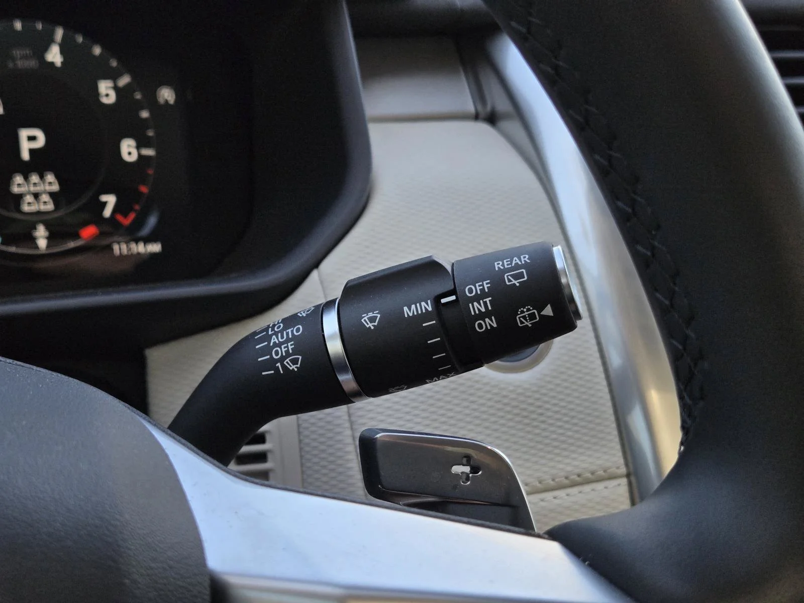 Used 2025 Fuji White Land Rover Dynamic SE image 17