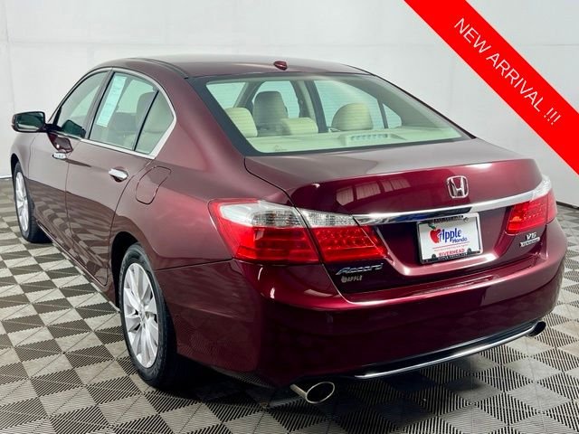 Used 2014 Basque Red Pearl II Honda Touring image 4