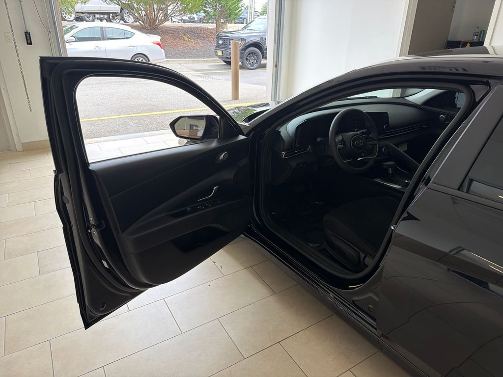 Used 2022 Black Hyundai SEL image 10