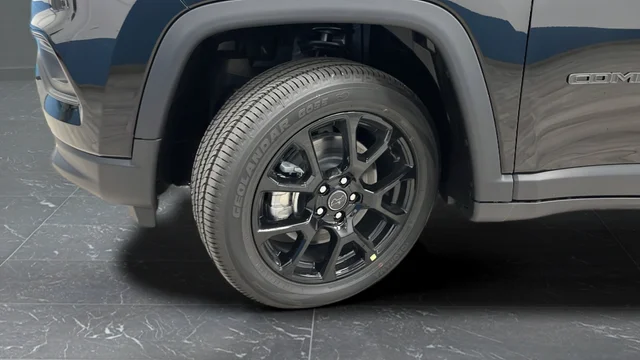 New 2026 Diamond Black Crystal Pearl-Coat Exterior Paint Jeep Latitude image 33