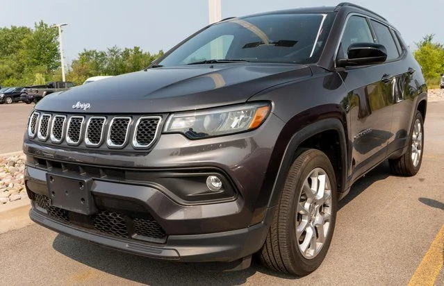 Used 2023 Gray Jeep Latitude Lux image 1