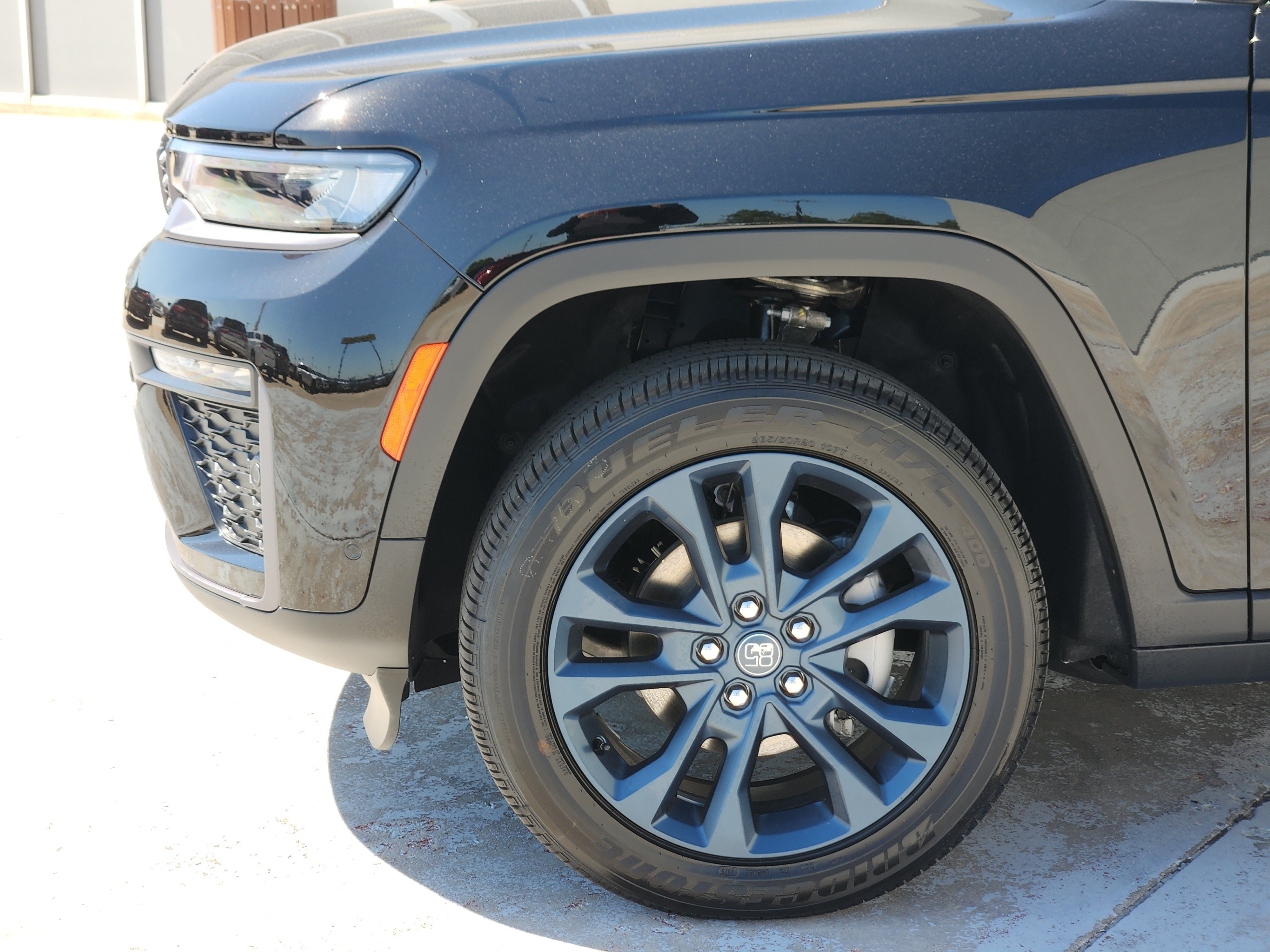New 2026 Diamond Black Crystal Pearl-Coat Exterior Paint Jeep 85th Anniversary Edition image 5