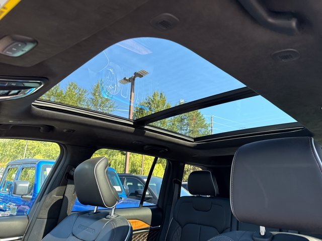 New 2025 Bright White Clear-Coat Exterior Paint Jeep Summit Reserve image 27