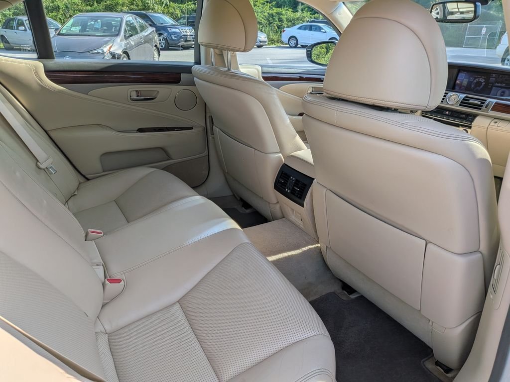 Used 2013  Lexus 460 image 25