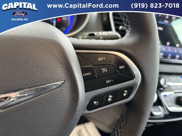 Used 2025 Black Chrysler Select image 22