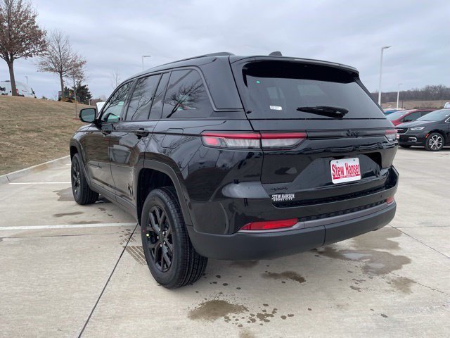 New 2026 Diamond Black Crystal Pearlcoat Jeep Laredo Altitude image 3