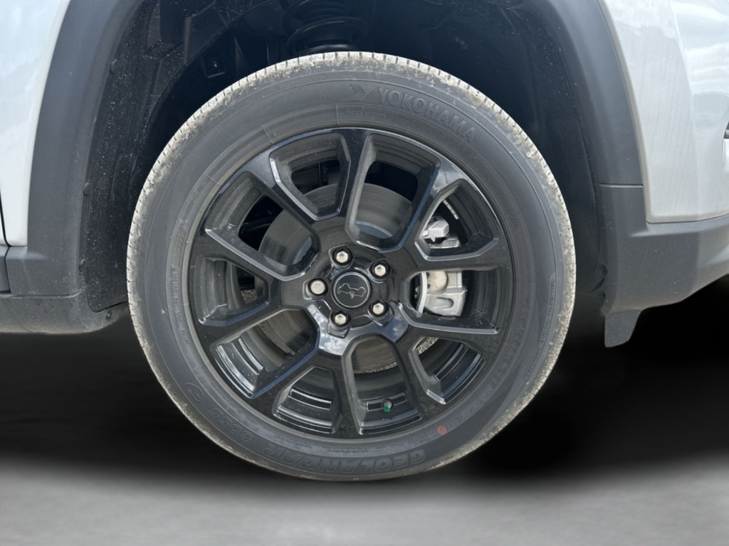 New 2026 Silver Zynith Metallic Clear-Coat Exterior Paint Jeep Latitude image 44
