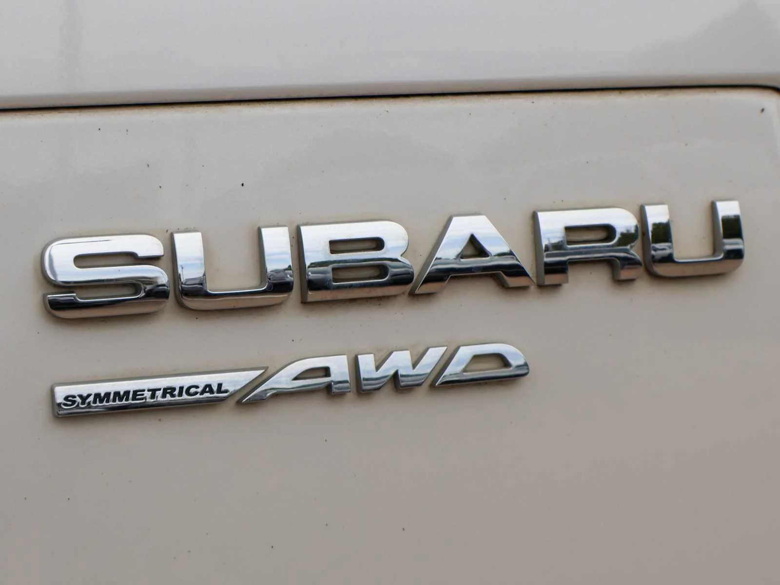 Used 2017 Crystal White Pearl Subaru  image 11