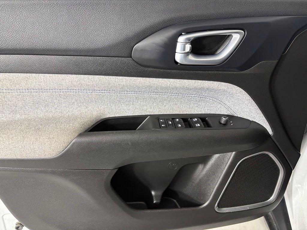 Used 2024 White Jeep Latitude image 13
