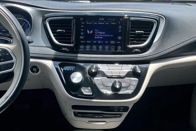 Used 2018 Red Chrysler Limited image 6