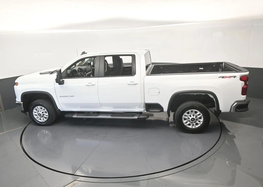 Used 2025 Summit White Chevrolet LT image 53