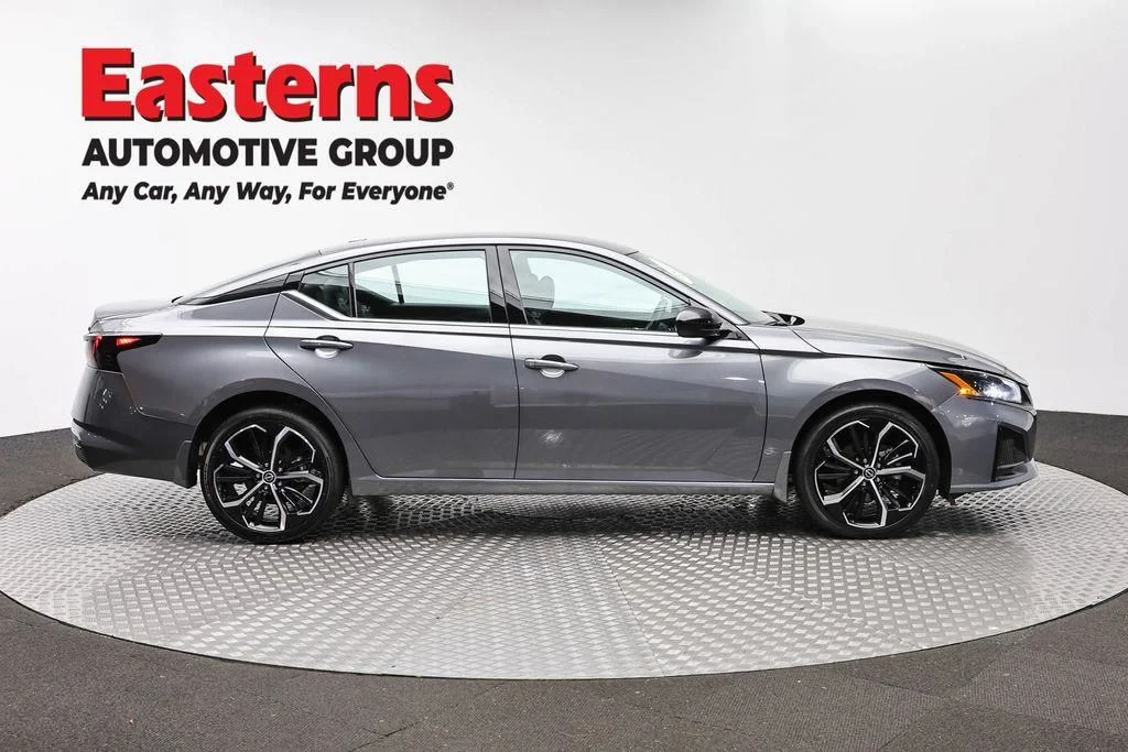 Used 2025 Gray Nissan 2.5 SR image 4