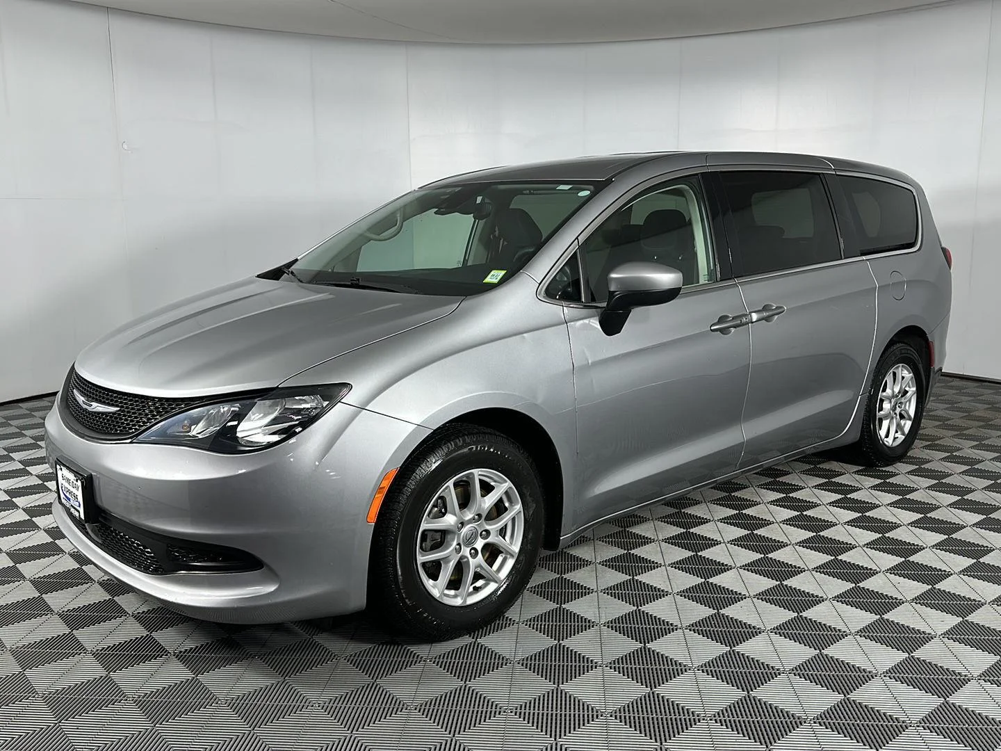 Used 2021 Billet Silver Metallic Clearcoat Chrysler LX image 4