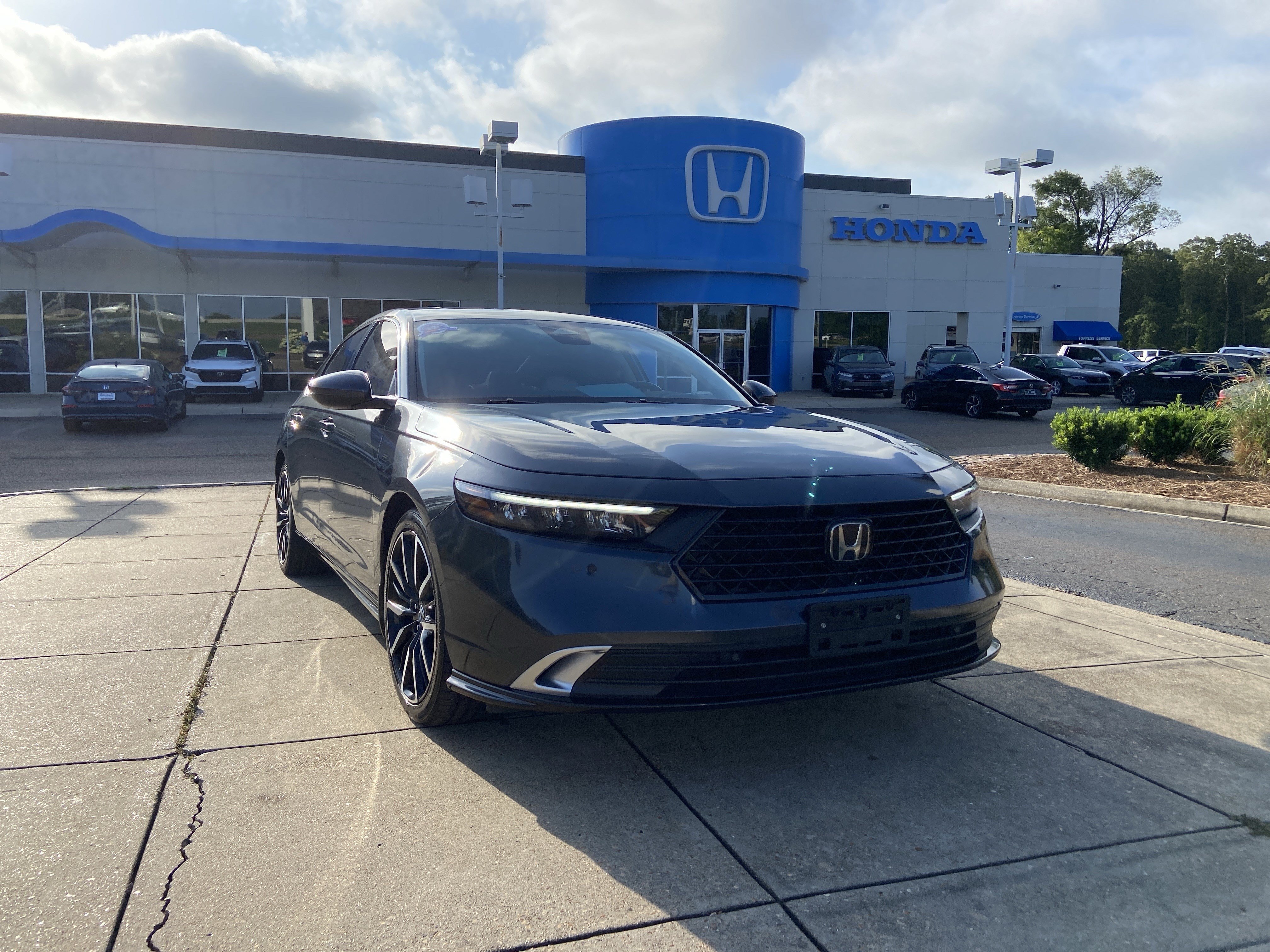 Used 2023 Meteorite Gray Metallic Honda Touring image 2