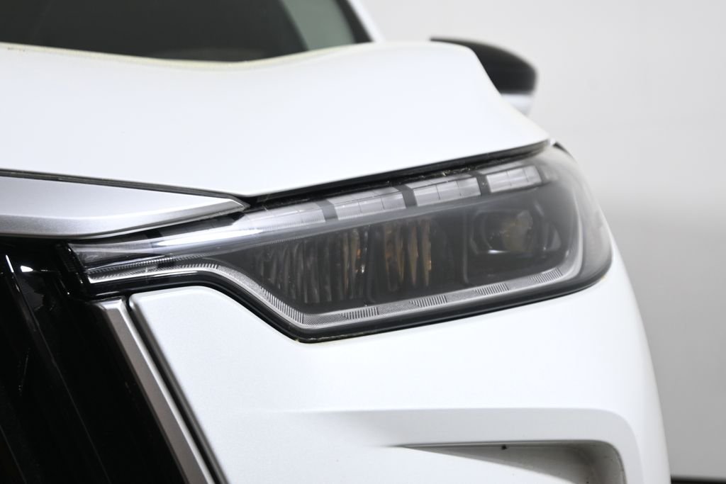 New 2027 RADIANT WHITE INFINITI Luxe AWD image 11