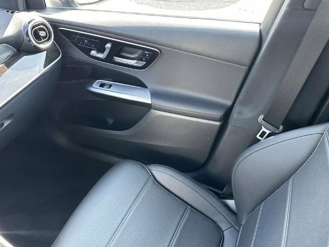 Used 2025 Polar White Mercedes-Benz GLC 300 image 32