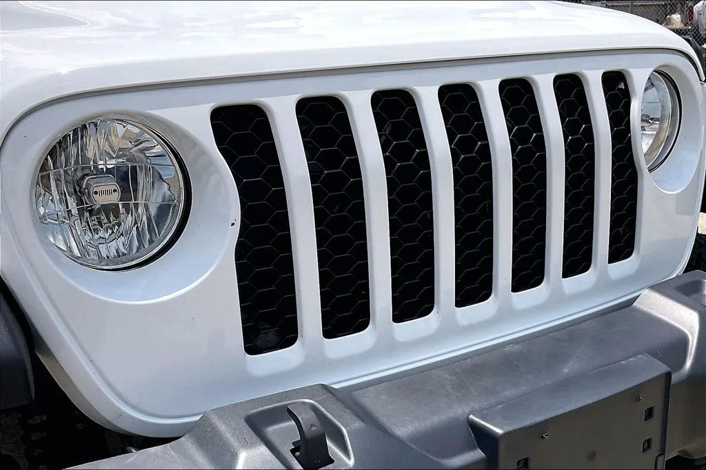 Used 2023 White Jeep Texas Trail image 32