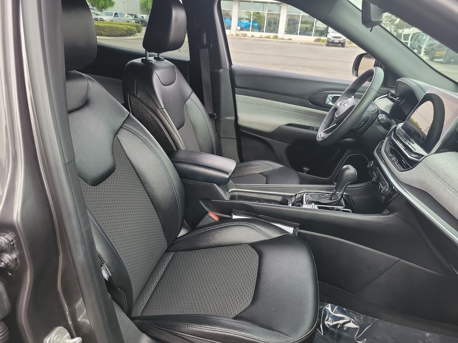 Certified Used 2024  Jeep Latitude image 20