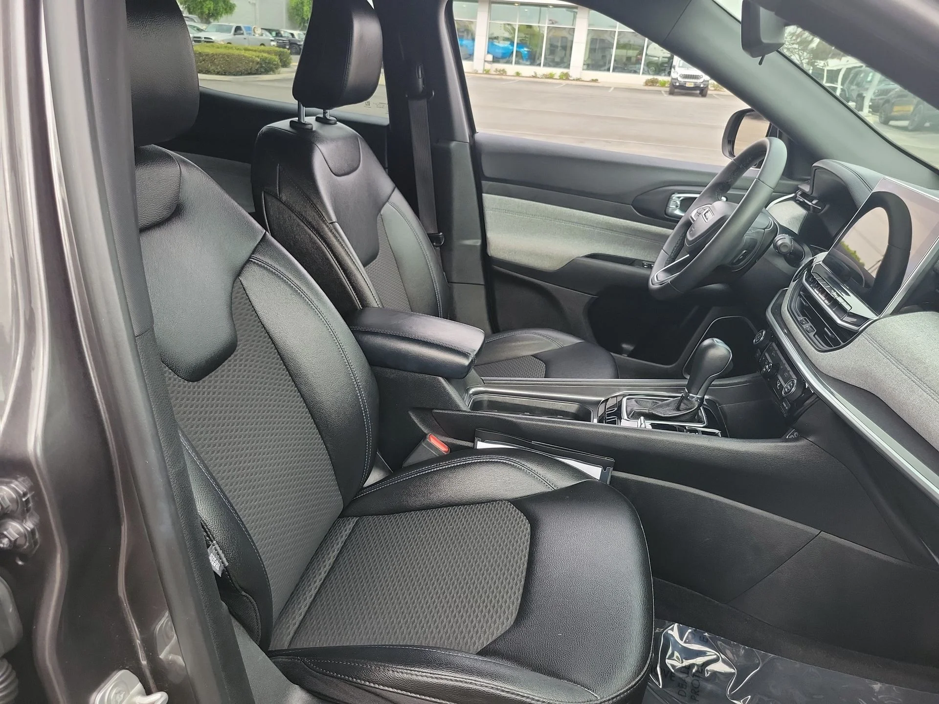 Used 2024  Jeep Latitude image 20