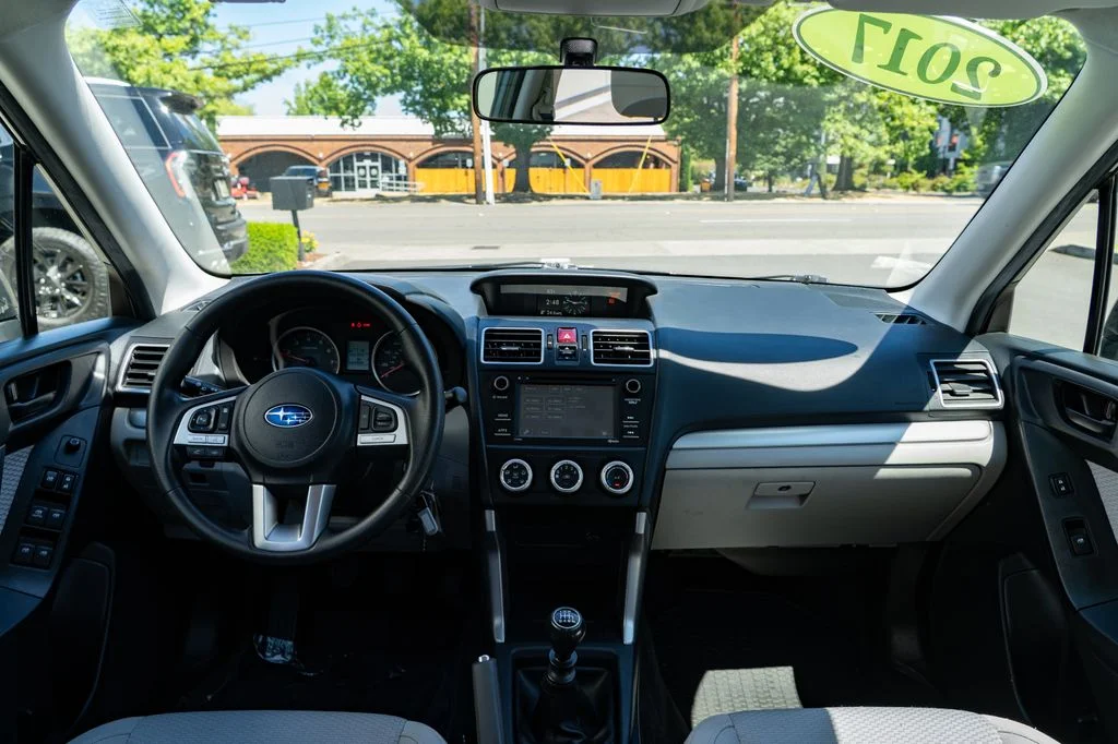 Used 2017 Gray Subaru 2.5i image 9