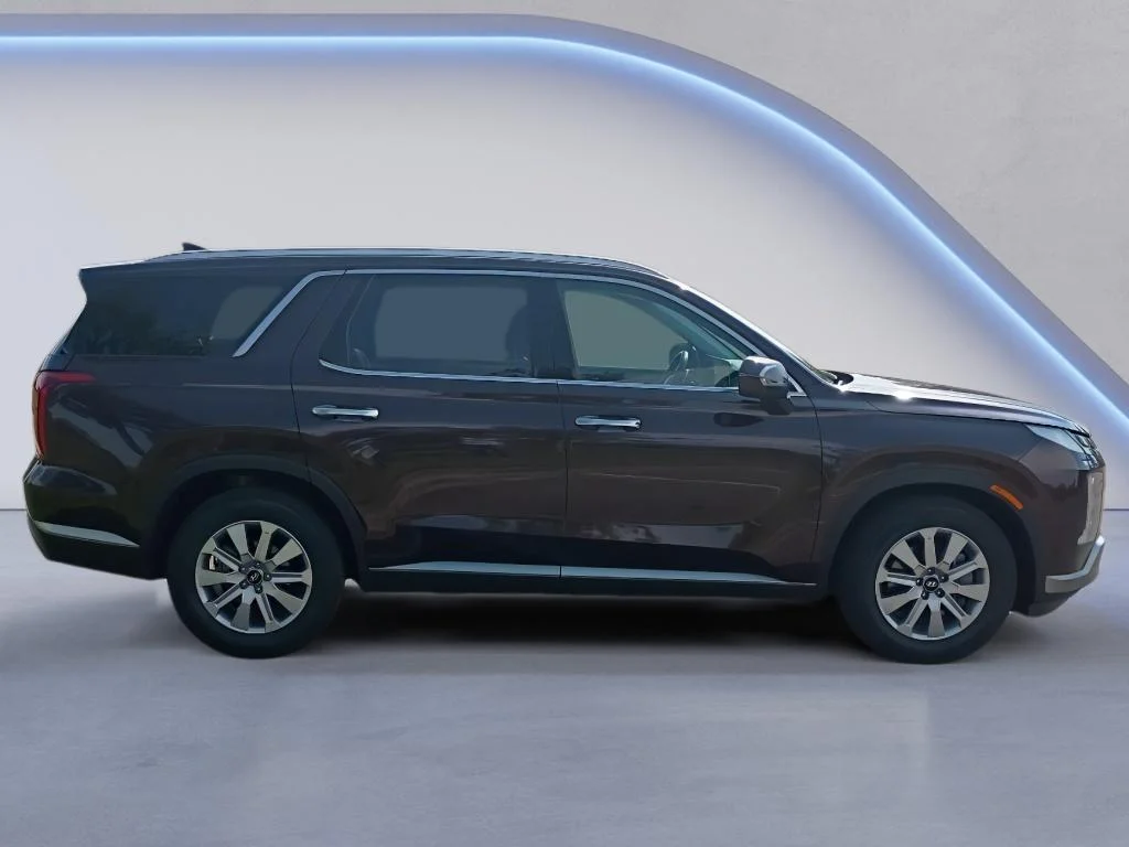 Used 2025  Hyundai SEL image 6