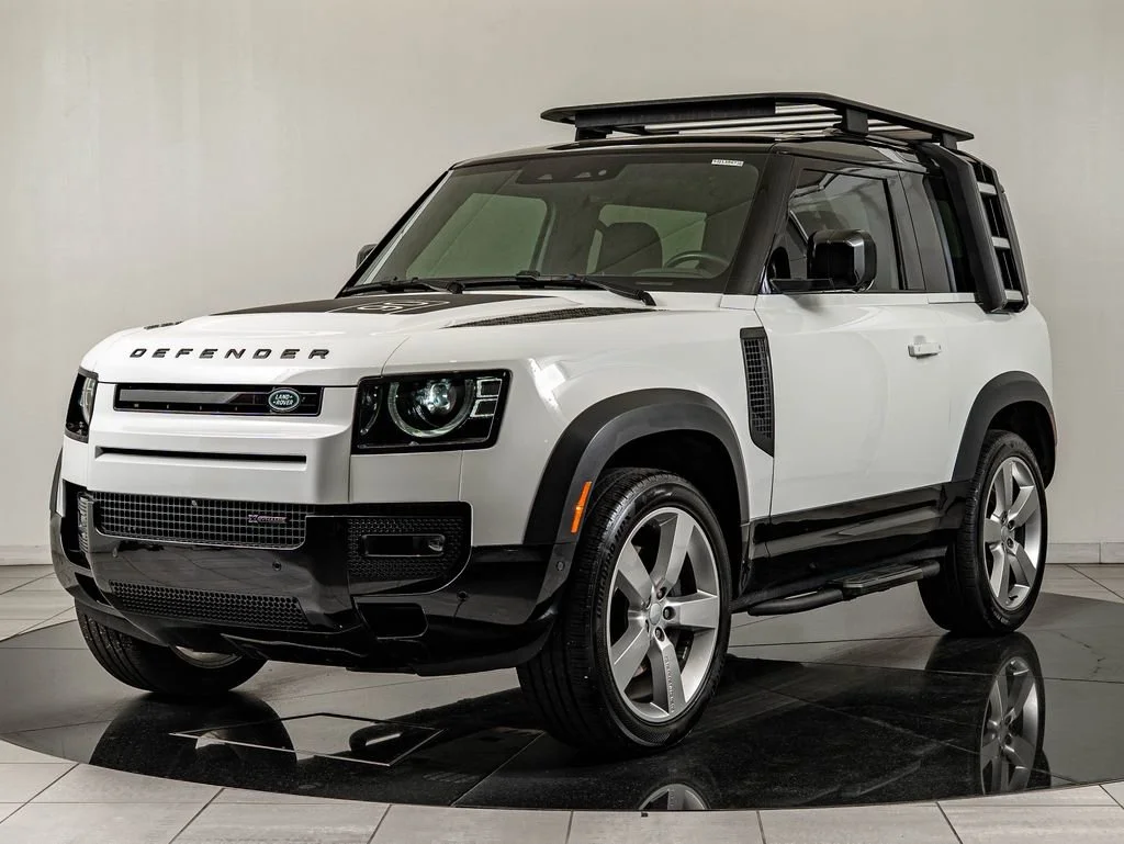 Used 2023 White Land Rover X-Dynamic SE image 1