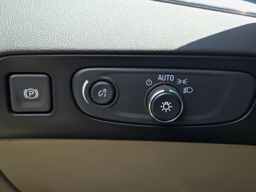 Used 2018 Silver Buick Essence image 33