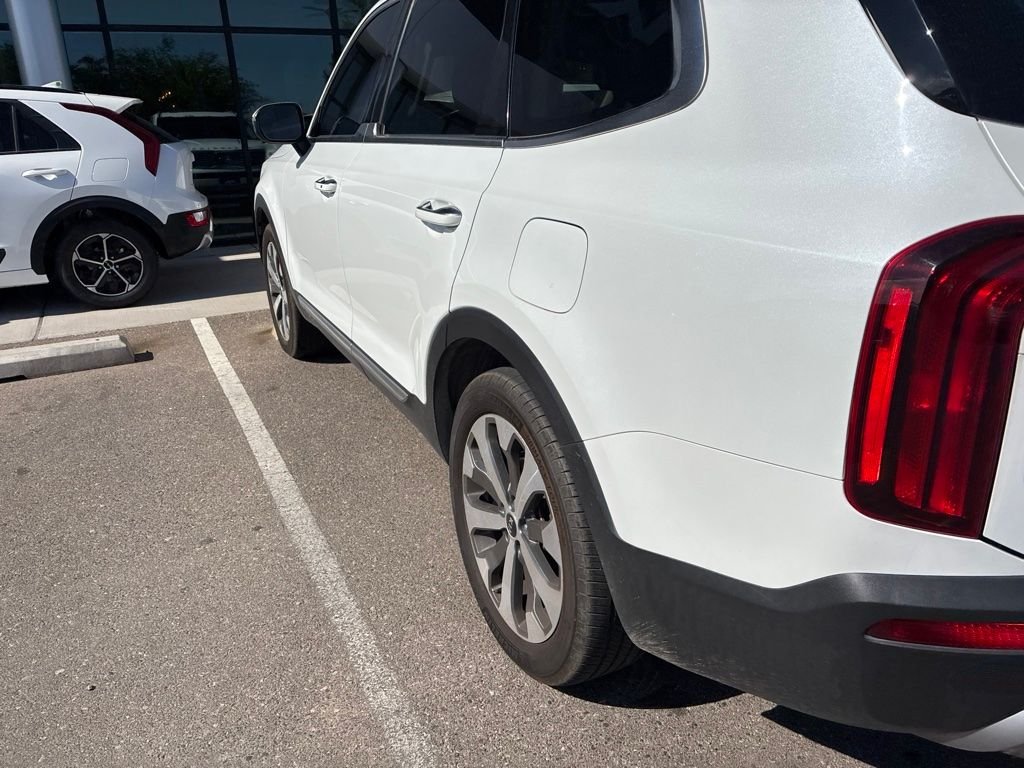 Used 2020 White Kia S image 16