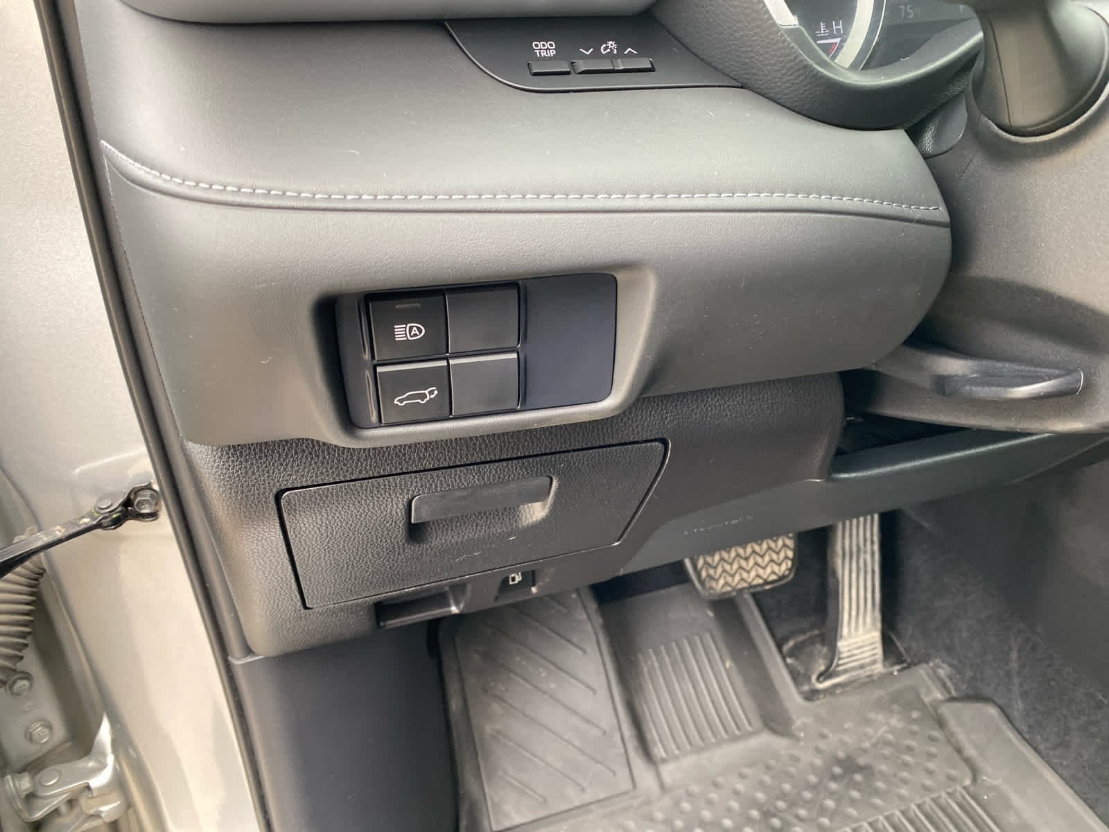 Used 2020  Toyota Hybrid XLE image 10