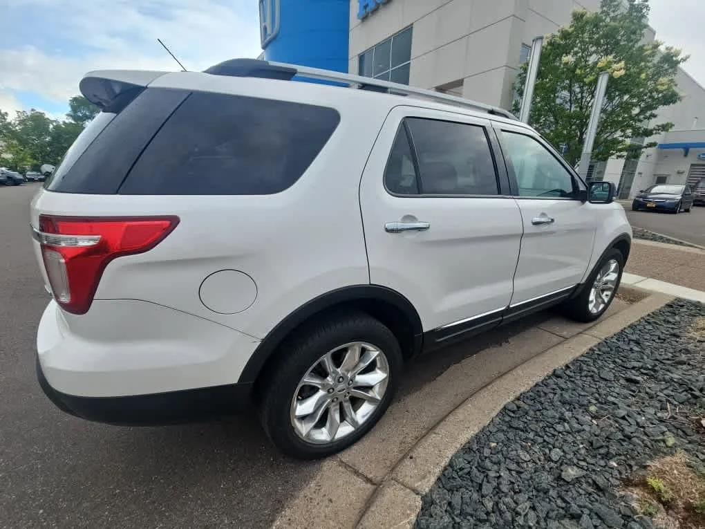 Used 2015 White Platinum Metallic Tri-Coat Ford XLT image 4