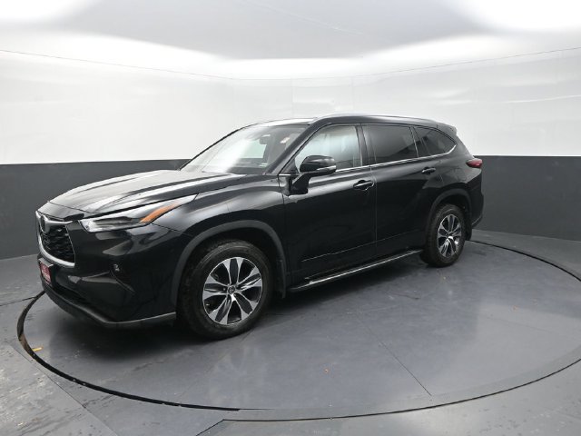 Used 2021 Black Toyota XLE image 3