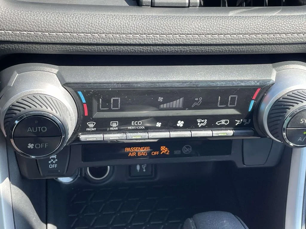 Used 2019  Toyota XLE image 24