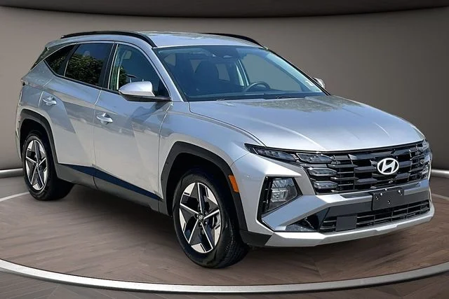 Used 2025 Silver Hyundai SEL image 9