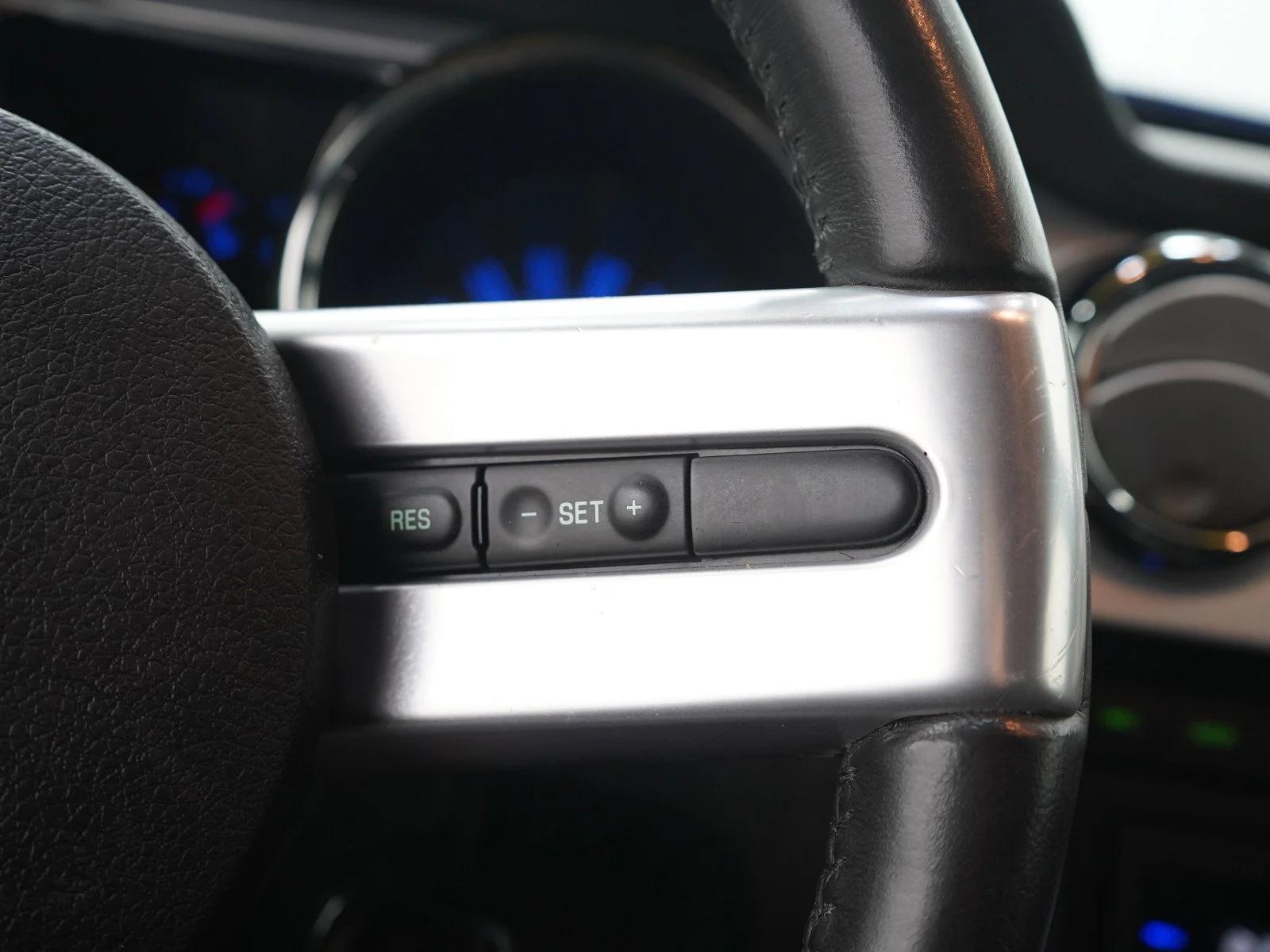 Used 2005  Ford GT Premium image 21