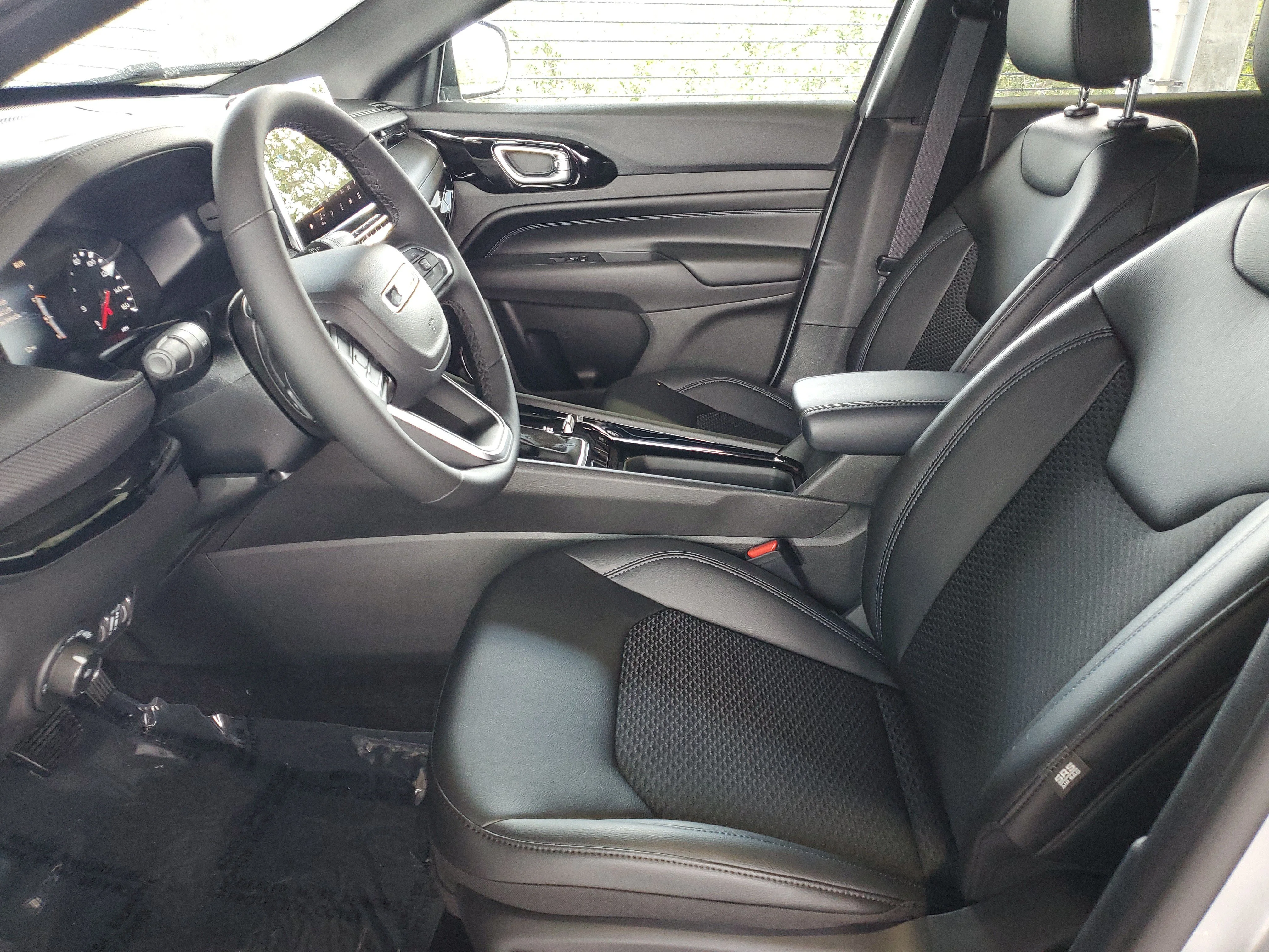 New 2026 Silver Zynith Metallic Clear-Coat Exterior Paint Jeep Latitude Altitude image 16