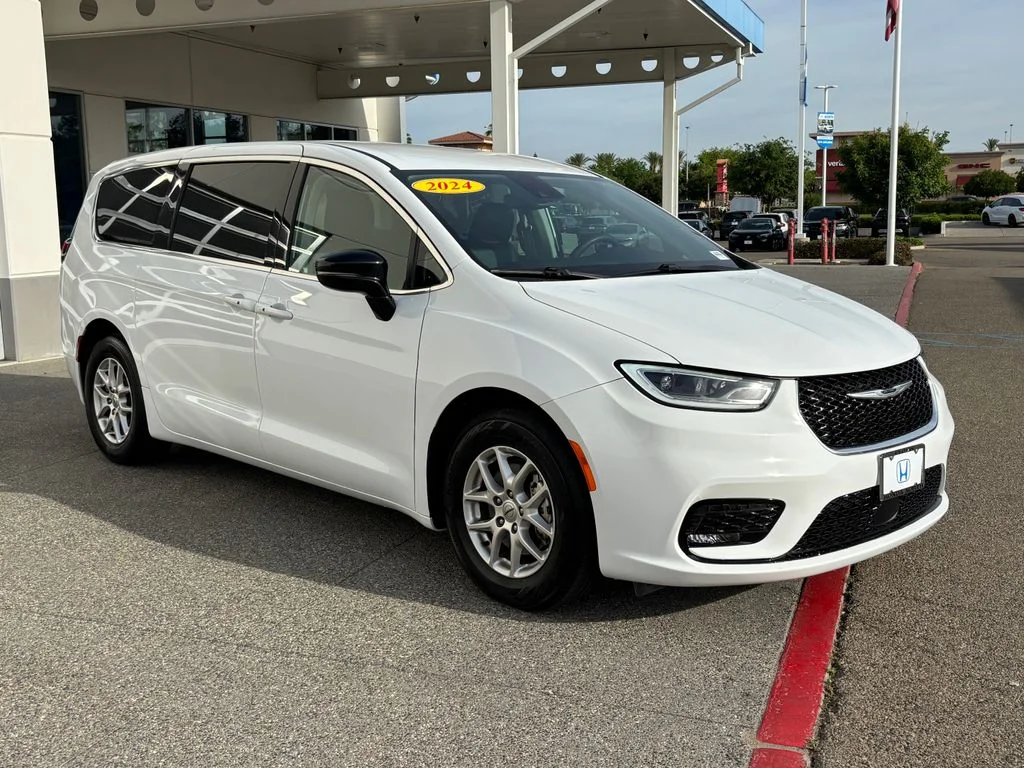 2024 Chrysler Pacifica Touring L - Photo 3
