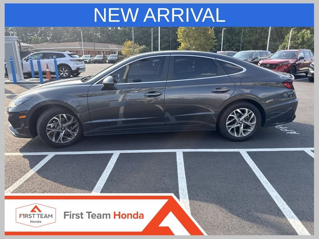 Used 2021 Gray Hyundai SEL image 1
