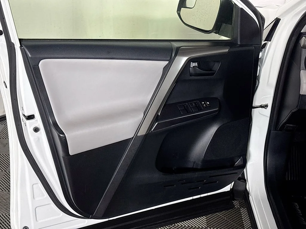 Used 2018 White Toyota LE image 10