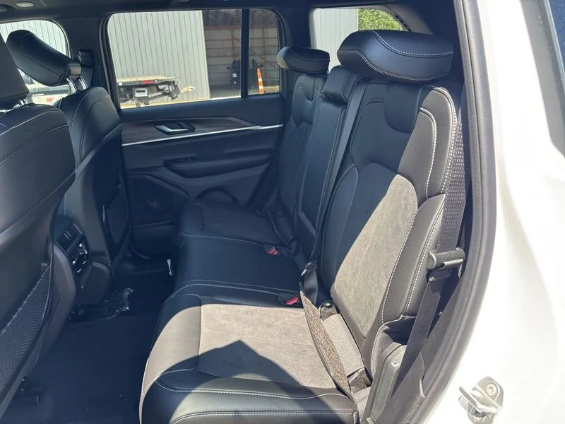 New 2026 Bright White Clear-Coat Exterior Paint Jeep Laredo image 14