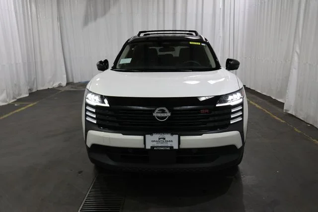 New 2026 Aspen White TriCoat / Super Black Two-tone Nissan SR image 8