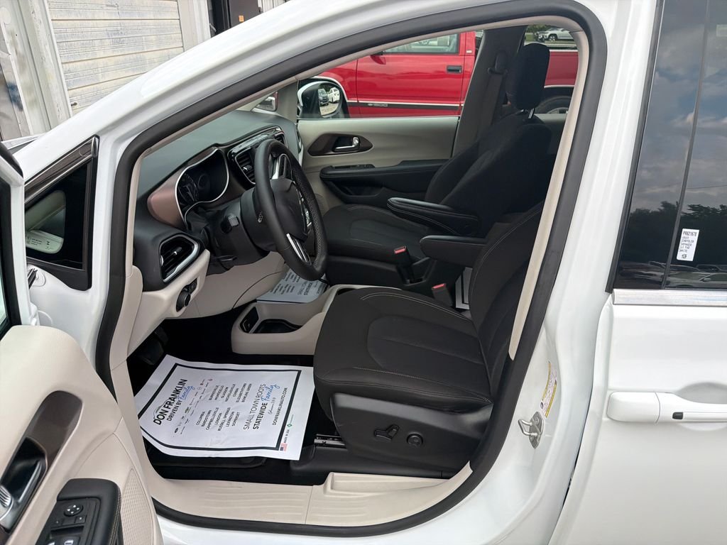 Used 2023 White Chrysler LX image 13